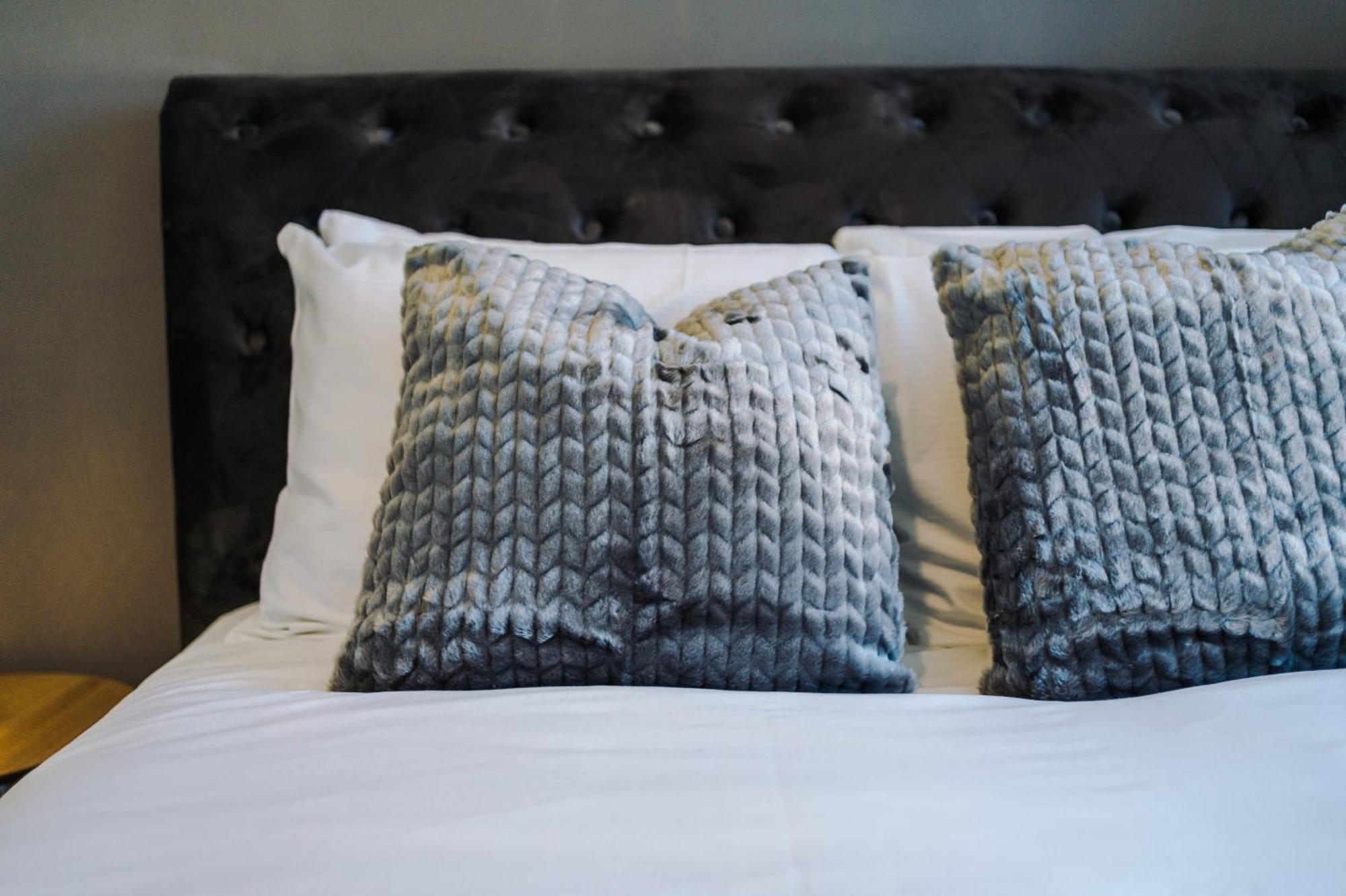 Rest&Recharge At Waterway House Villa Manchester Bagian luar foto