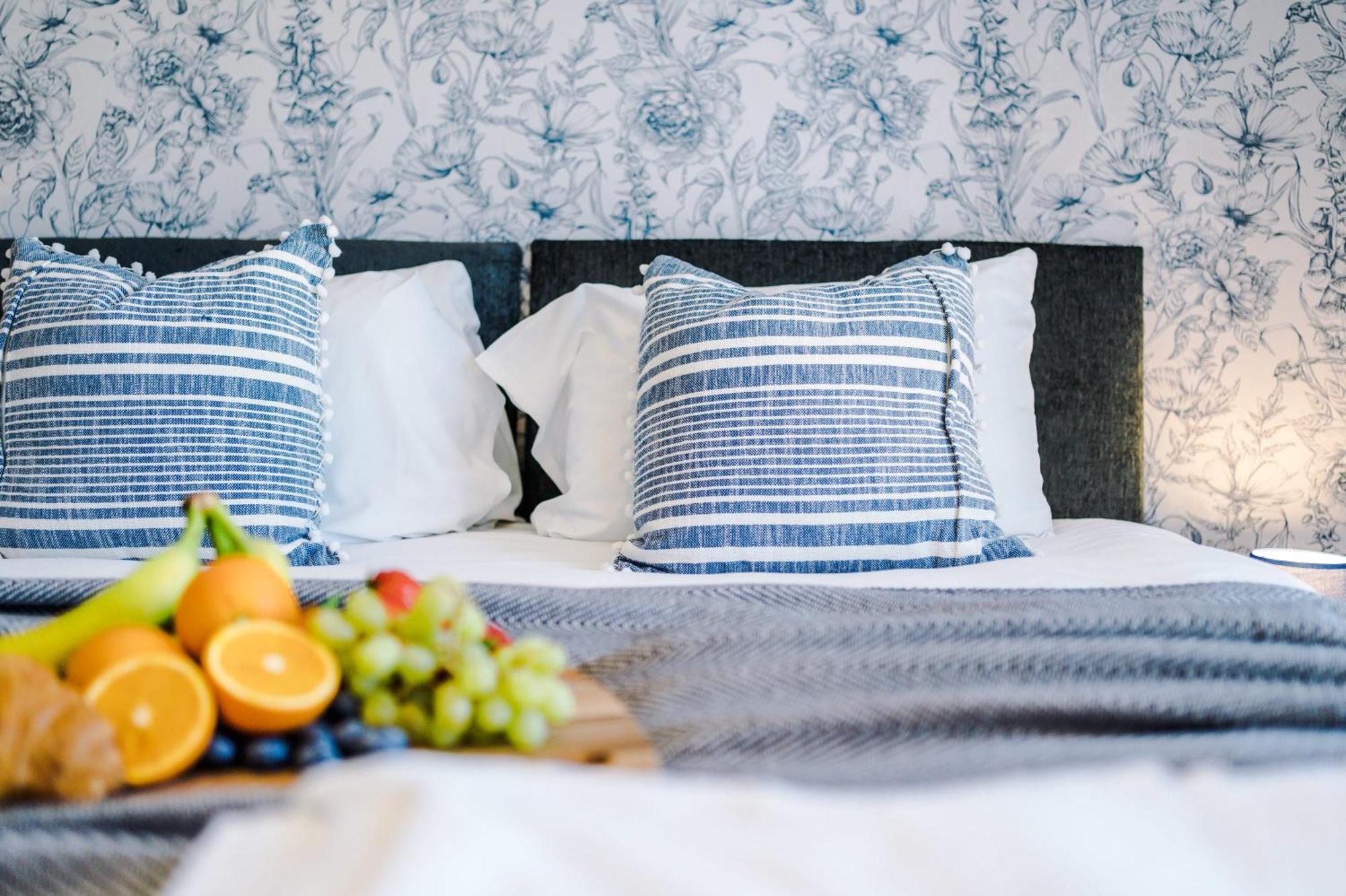 Rest&Recharge At Waterway House Villa Manchester Bagian luar foto