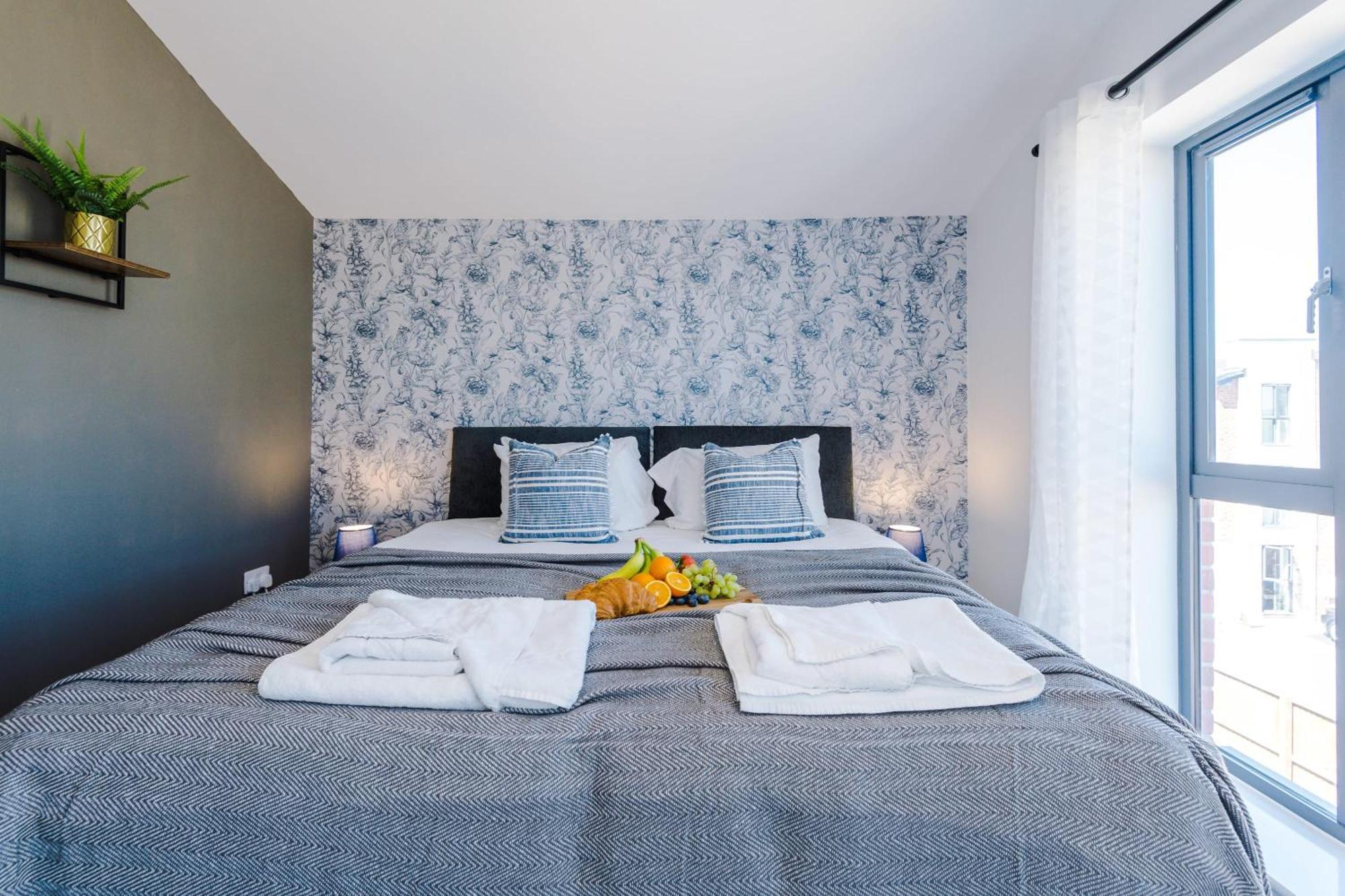 Rest&Recharge At Waterway House Villa Manchester Bagian luar foto