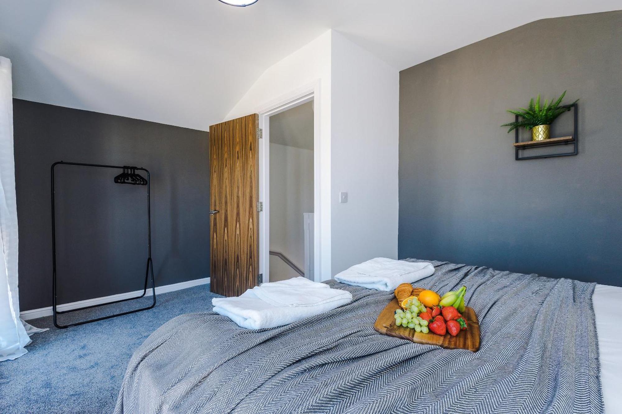 Rest&Recharge At Waterway House Villa Manchester Bagian luar foto