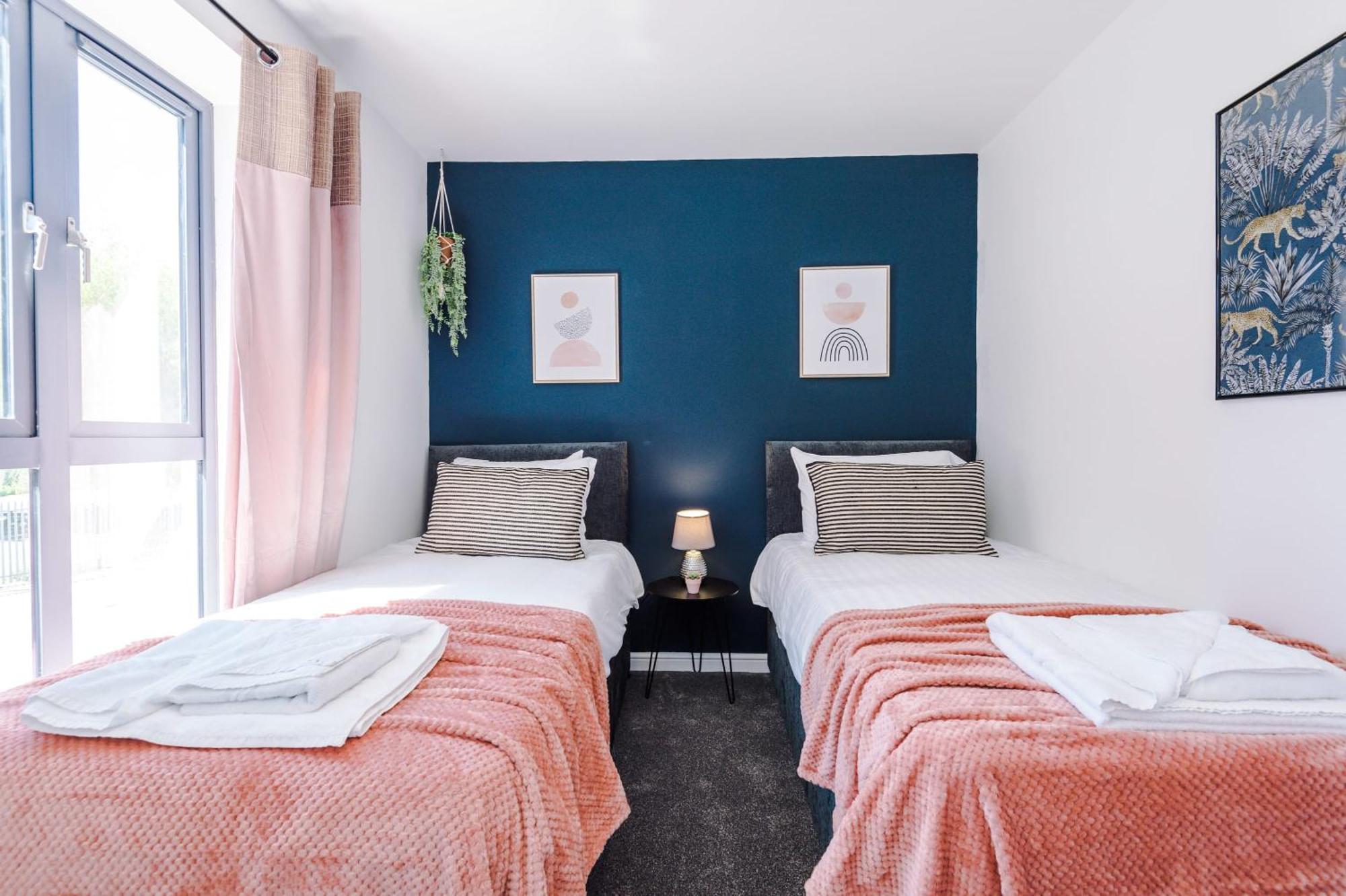 Rest&Recharge At Waterway House Villa Manchester Bagian luar foto