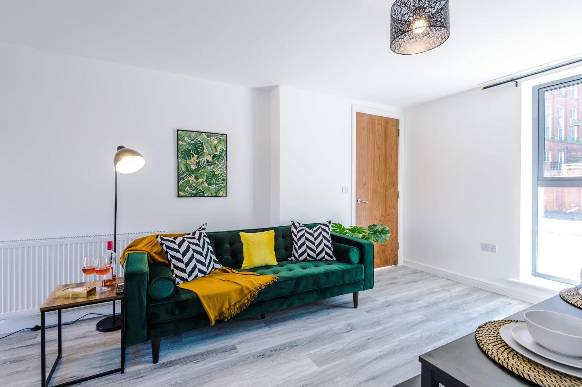 Rest&Recharge At Waterway House Villa Manchester Bagian luar foto